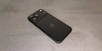 Symbolic image for iPhone Pro display without polarizer: black iPhone Pro model seen from the back on a grey stone surface