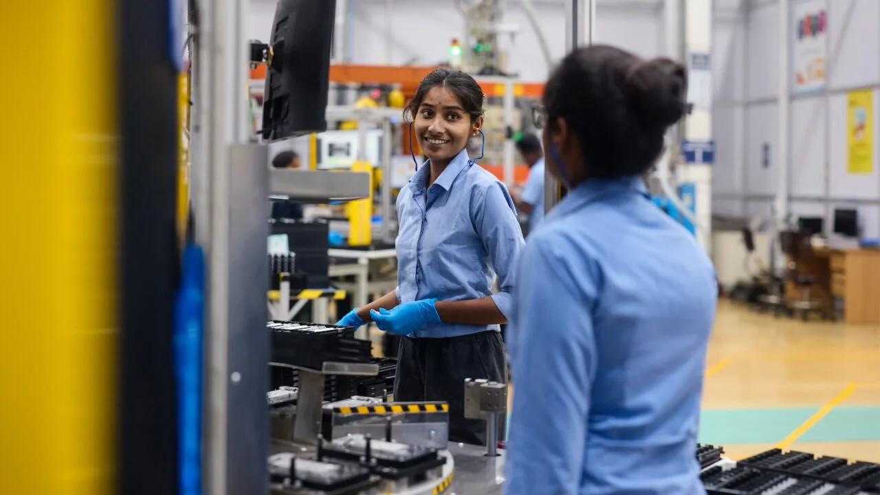 Symbolic image of iPhone Ultra production: two workers at an assembly station in an Apple facility