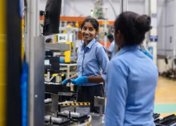 Symbolic image of iPhone Ultra production: two workers at an assembly station in an Apple facility