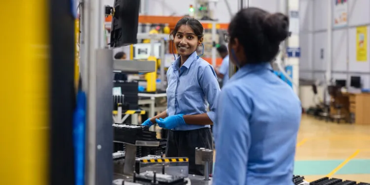 Symbolic image of iPhone Ultra production: two workers at an assembly station in an Apple facility
