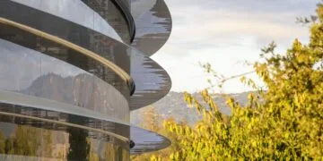 Glass facade and curved roof edges of Apple Park in Cupertino in evening light – Apple's M&A chief is changing at the headquarters