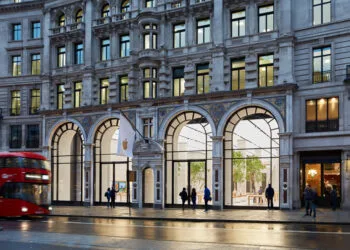 Apple Store Regent Street in London at dusk with four glass arches, a white Apple flag and a red double-decker bus, representing the Apple Stores that received boxes with an embargo date