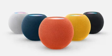 The current HomePod mini, predecessor of the Apple TV 4K and HomePod mini models expected on 30 October: five speakers in white, blue, orange, yellow and space grey