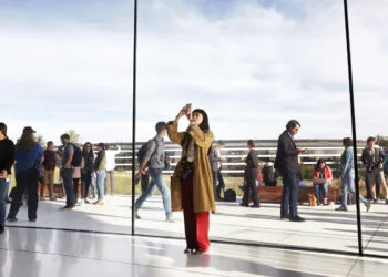 Apple product launches in October: guests in the Steve Jobs Theater overlooking the Apple Park ring