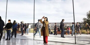 Apple product launches in October: guests in the Steve Jobs Theater overlooking the Apple Park ring