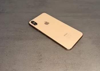 Gold iPhone with dual camera on a grey surface – iPhones without current updates are the target of DarkSword