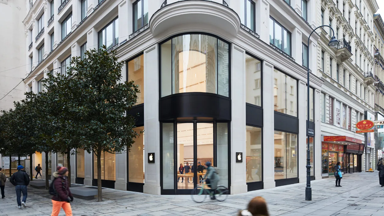 EU levy on large corporations Apple: Apple Kärntner Straße in Vienna from outside, corner building with glass front and passers-by