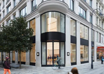 EU levy on large corporations Apple: Apple Kärntner Straße in Vienna from outside, corner building with glass front and passers-by