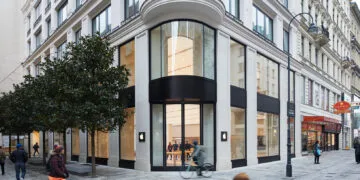 EU levy on large corporations Apple: Apple Kärntner Straße in Vienna from outside, corner building with glass front and passers-by