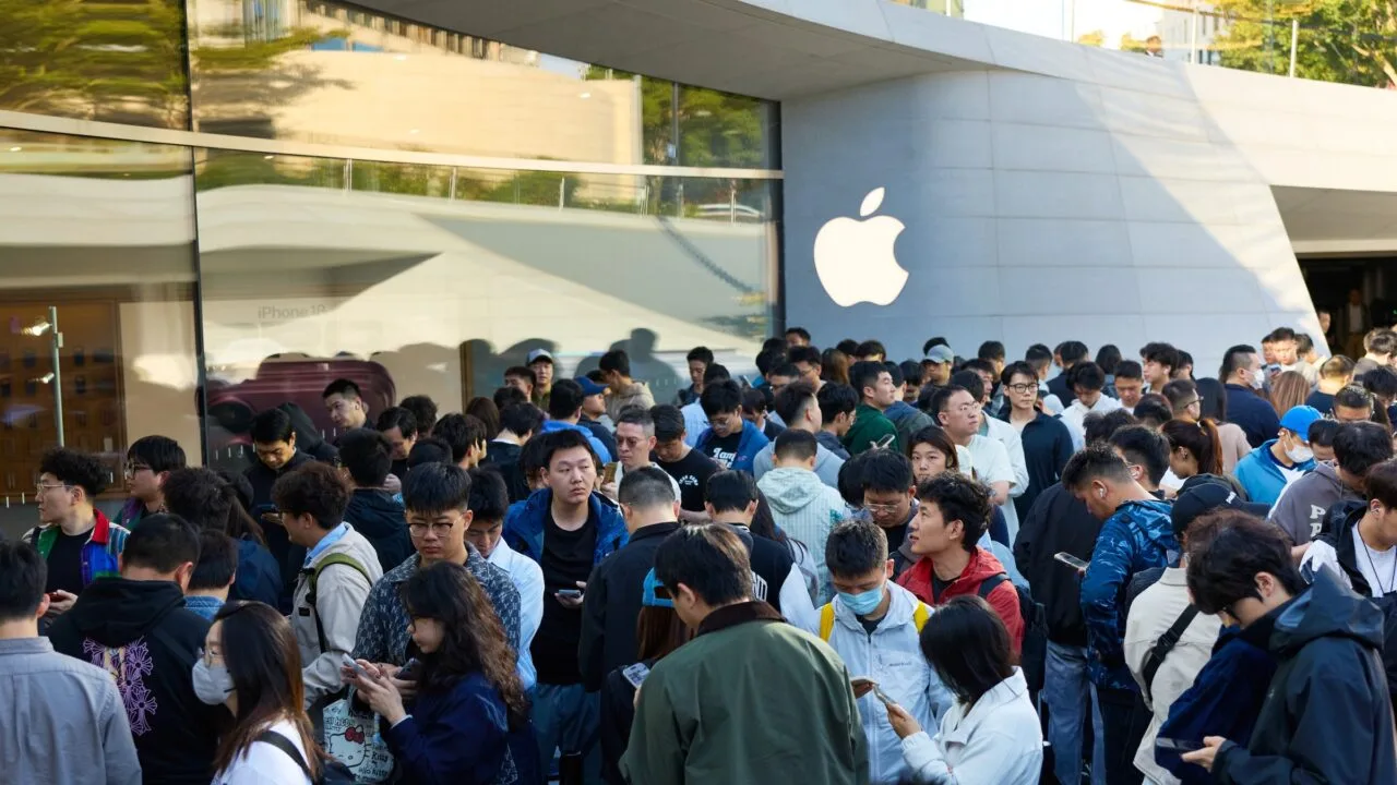 Crowd outside an Apple Store in China with the Apple logo on the facade – Apple Intelligence comes to China with iOS 27.3