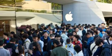 Crowd outside an Apple Store in China with the Apple logo on the facade – Apple Intelligence comes to China with iOS 27.3