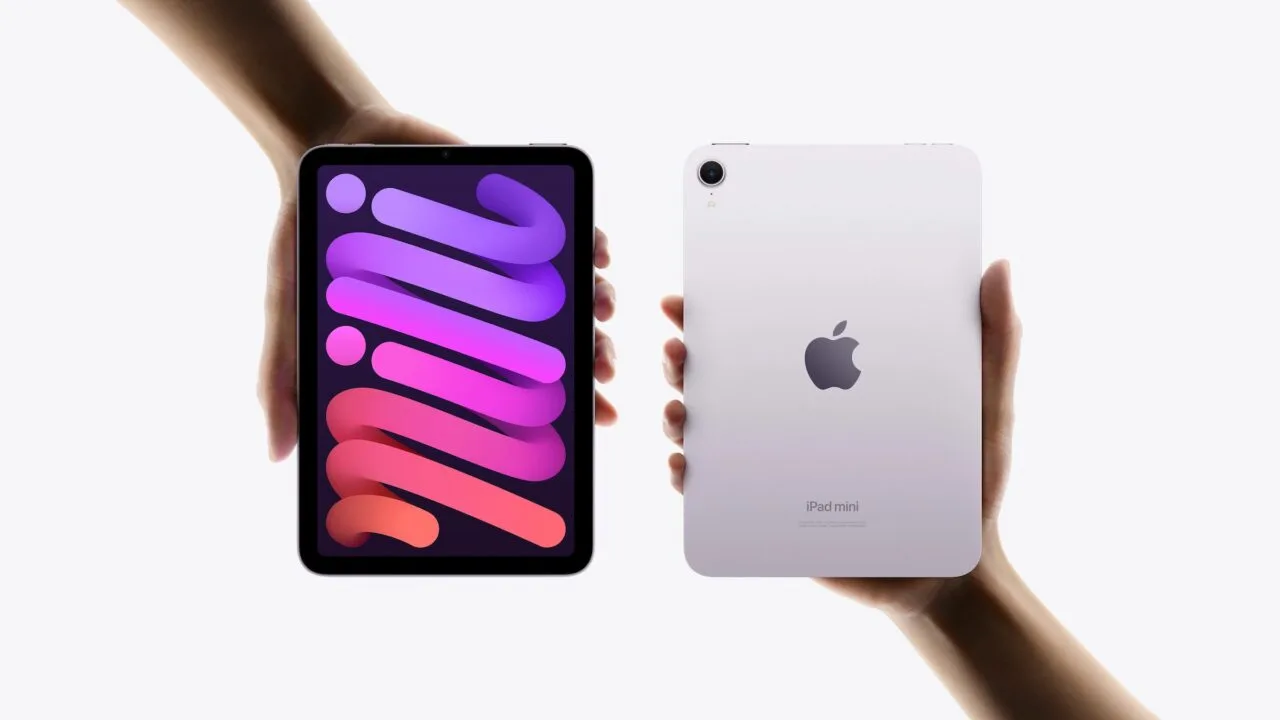 The current iPad mini, predecessor of the iPad mini with OLED: two hands hold the device in purple, on the left with a colourful screen, on the right from the back with camera and Apple logo