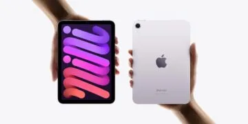 The current iPad mini, predecessor of the iPad mini with OLED: two hands hold the device in purple, on the left with a colourful screen, on the right from the back with camera and Apple logo
