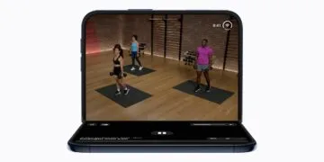 iPhone Duo battery: the half-open iPhone Duo shows a workout video with three people on the upper half and playback controls on the lower half