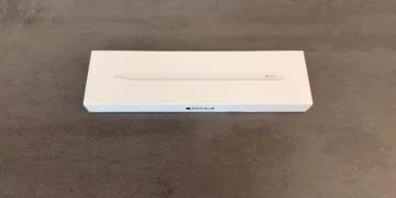 iPhone Duo Apple Pencil: Apple Pencil box showing the stylus, placed on a grey stone surface