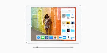 12-inch MacBook obsolete: sixth-generation iPad in silver with Home button, showing a photo with drawings and the Files app, with an Apple Pencil below