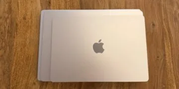 MacBook Ultra comparison: three current MacBook models with 16, 15 and 13 inch displays stacked on a wooden table
