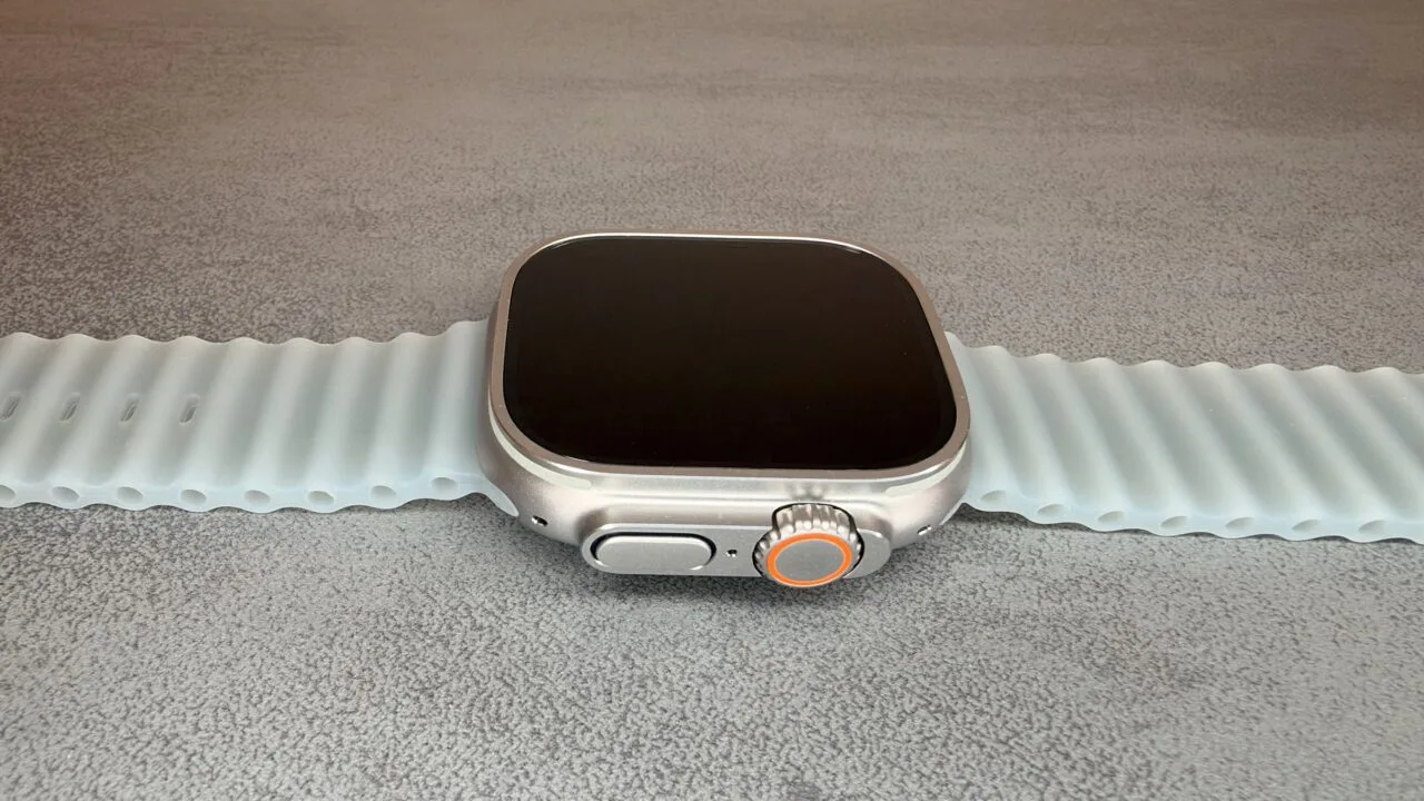 Masimo Apple: Apple Watch Ultra with Ocean Band lying on a grey surface