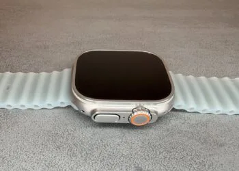 Masimo Apple: Apple Watch Ultra with Ocean Band lying on a grey surface