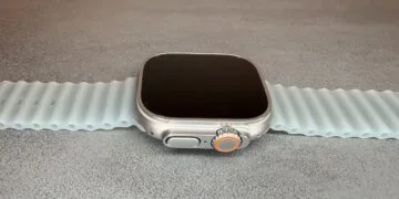 Masimo Apple: Apple Watch Ultra with Ocean Band lying on a grey surface