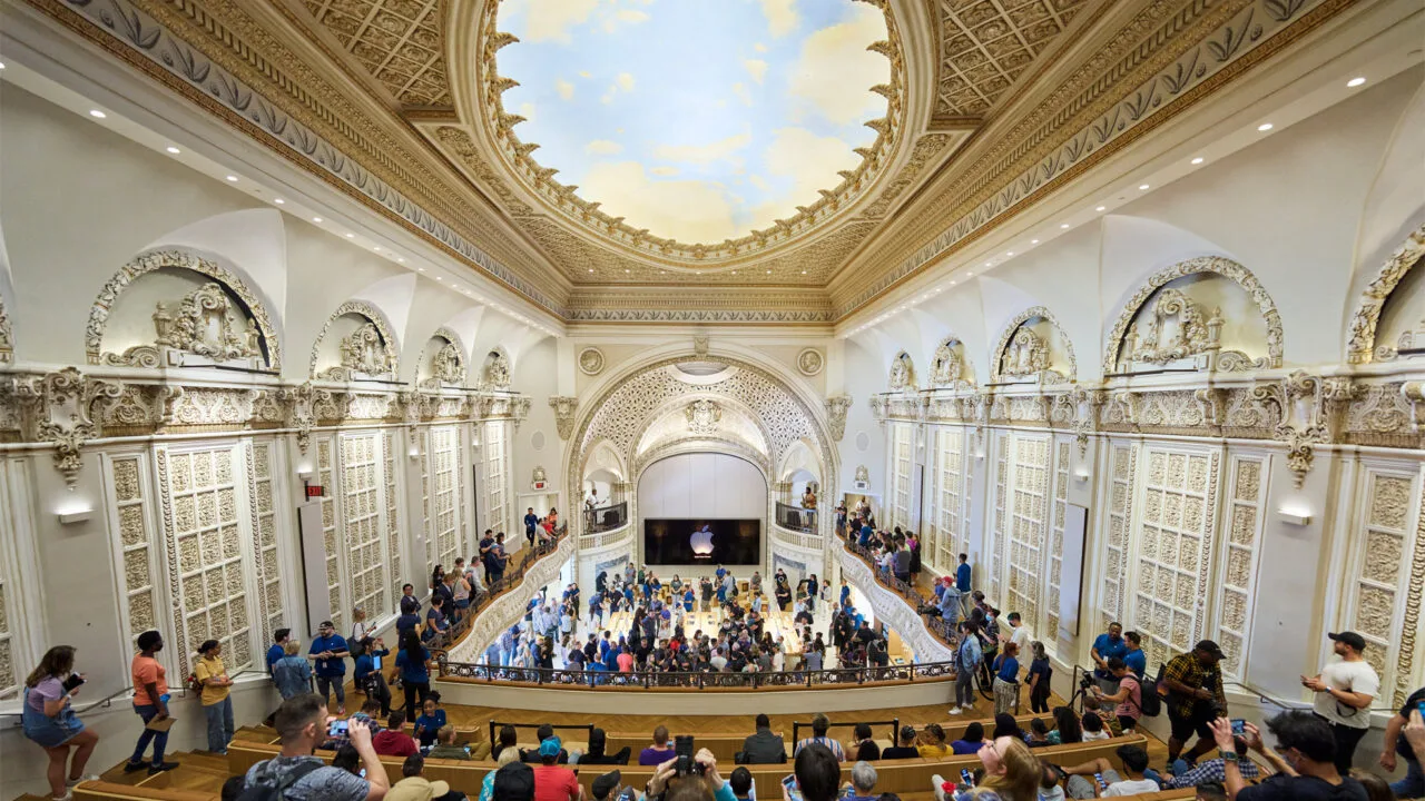 New Macs and iPad mini expected to be shown in Los Angeles: the Apple Tower Theatre store with its ornate dome, gallery and many visitors in front of the stage with the Apple logo